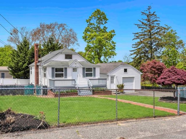  4 BR,  2.00 BTH &nbsp;Raised ranch style home in Sound Beach