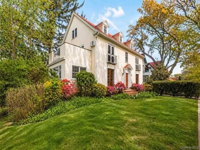  6 BR,  4.00 BTH &nbsp;Colonial style home in Kew Gardens