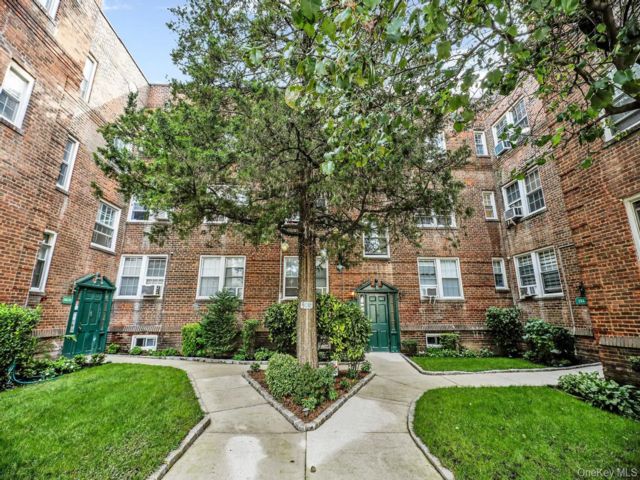  1 BR,  1.00 BTH &nbsp;Colonial style home in Great Neck Plaza