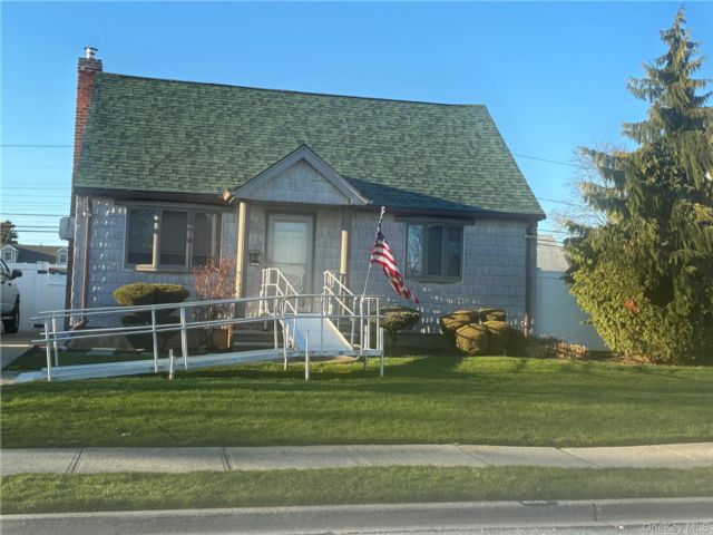  4 BR,  2.00 BTH &nbsp;Cape cod style home in Levittown