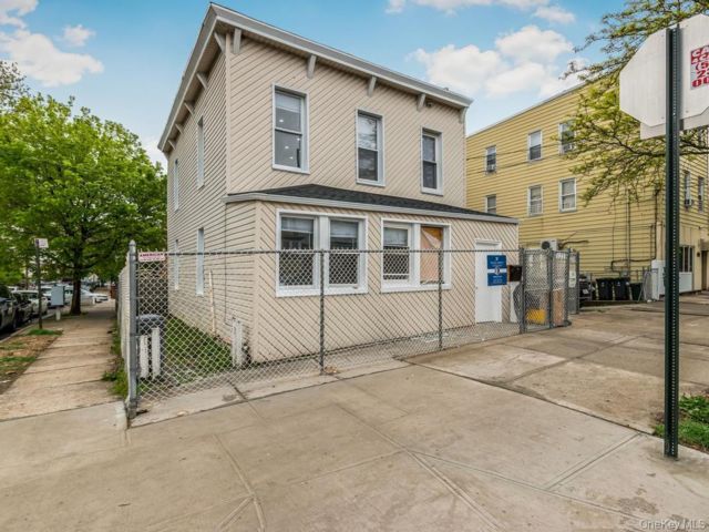  5 BR,  2.00 BTH &nbsp;A-frame style home in Parkchester