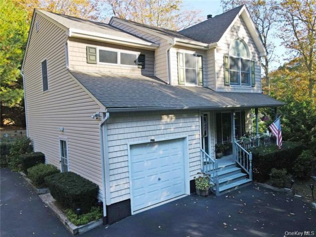  4 BR,  3.00 BTH &nbsp;Colonial style home in Baiting Hollow