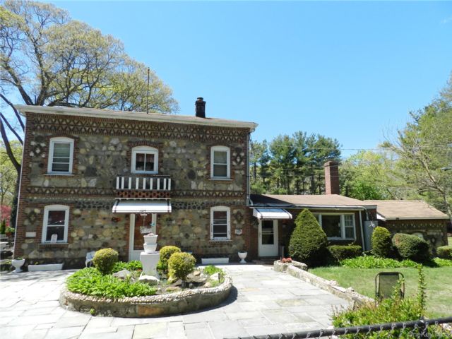  8 BR,  4.00 BTH &nbsp;Colonial style home in Hauppauge