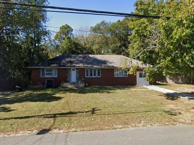  5 BR,  3.00 BTH &nbsp;Exp ranch style home in Central Islip