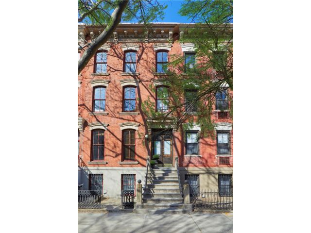  6 BR,  4.00 BTH &nbsp;House style home in Long Island City