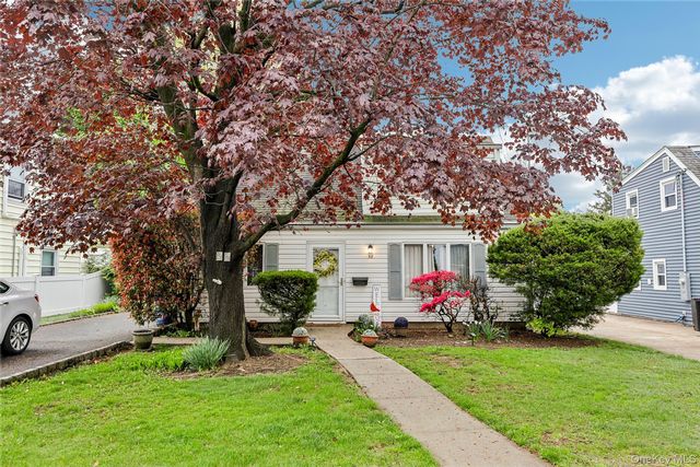  3 BR,  2.00 BTH &nbsp;Cape cod style home in Roslyn Heights