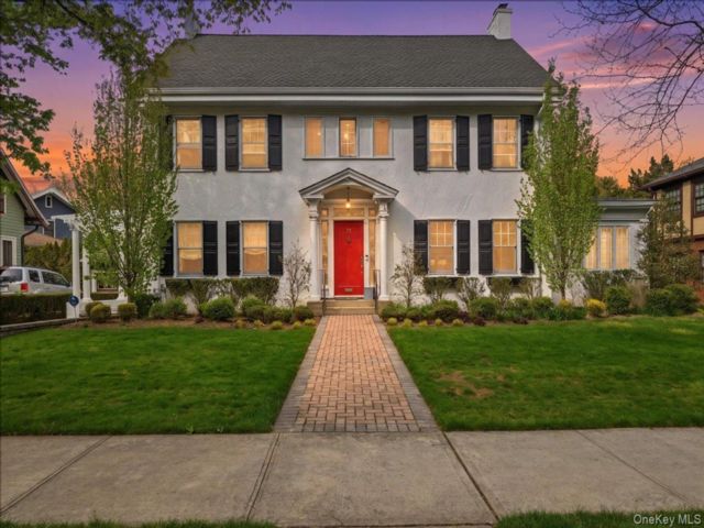  5 BR,  4.00 BTH &nbsp;Colonial style home in Bellerose Village
