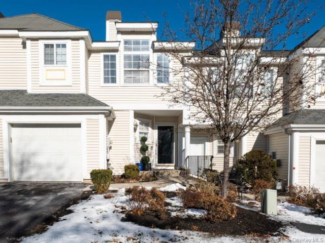  3 BR,  3.00 BTH &nbsp;Condo style home in Newburgh