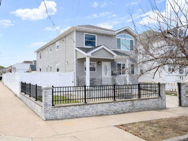  7 BR,  5.00 BTH &nbsp;Hi ranch style home in Jamaica