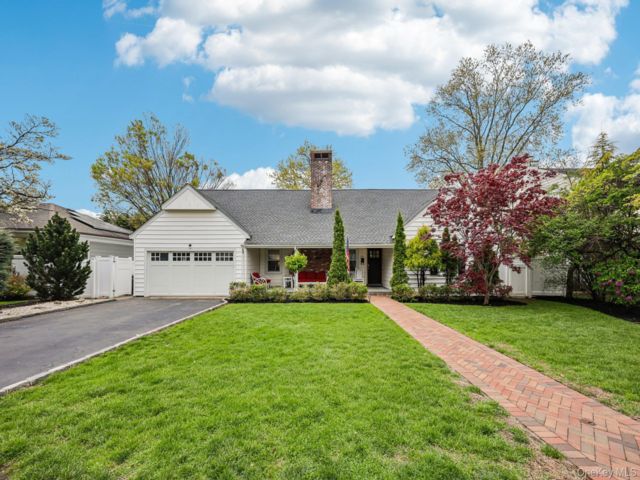  3 BR,  3.00 BTH &nbsp;Exp ranch style home in Rockville Centre