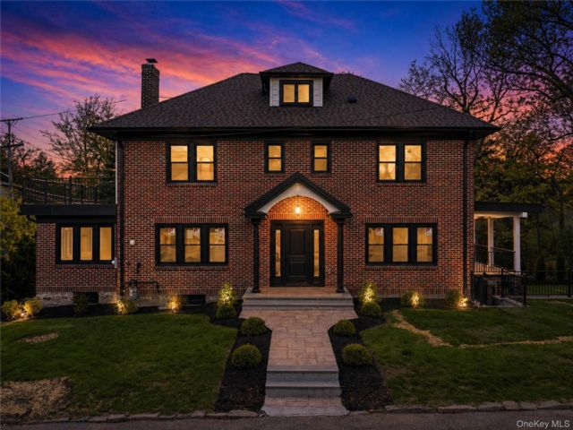  4 BR,  5.00 BTH &nbsp;Colonial style home in New Rochelle