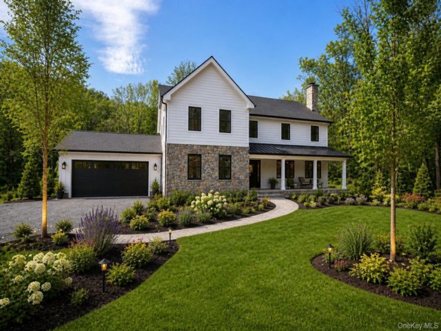  4 BR,  3.00 BTH &nbsp;Colonial style home in Cortlandt Manor
