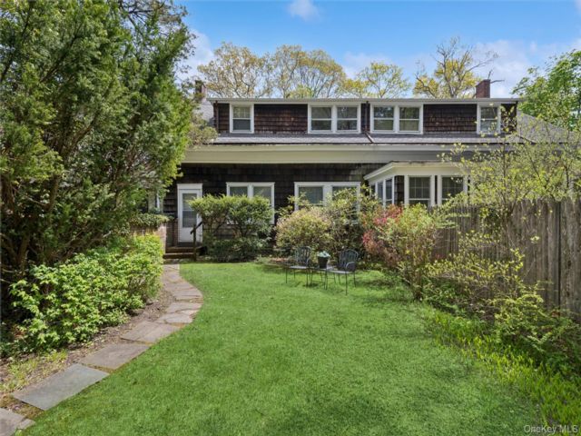  3 BR,  2.00 BTH &nbsp;Colonial style home in Old Westbury