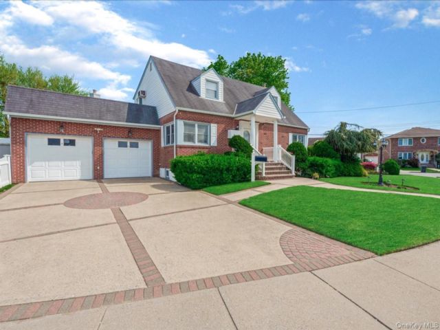  2 BR,  2.00 BTH &nbsp;Exp cape style home in New Hyde Park