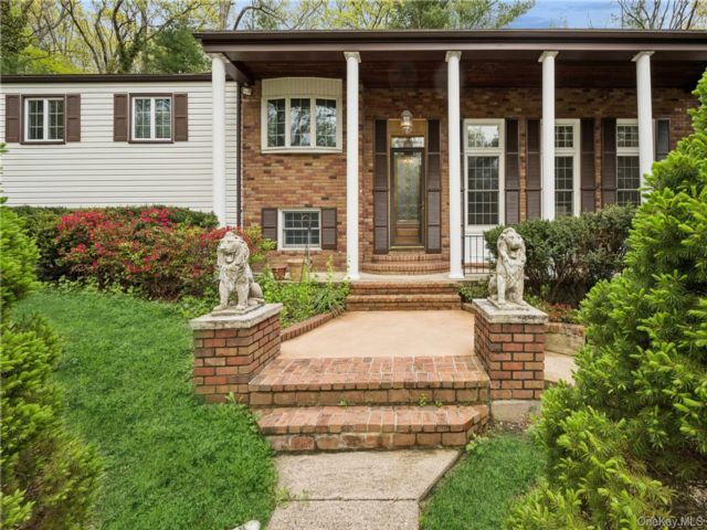  5 BR,  4.00 BTH &nbsp;Colonial style home in Smithtown
