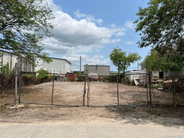 Studio,  0.00 BTH &nbsp;Commercial style home in Ronkonkoma