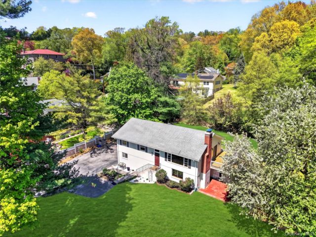  3 BR,  3.00 BTH &nbsp;Raised ranch style home in Croton-on-hudson