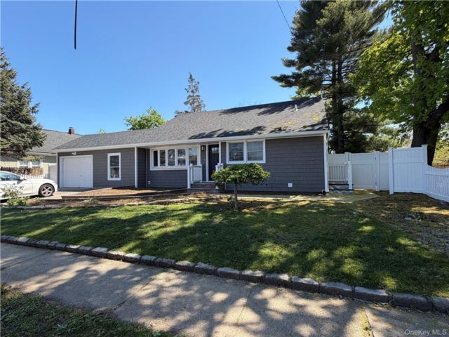  5 BR,  3.00 BTH &nbsp;Exp ranch style home in Roosevelt