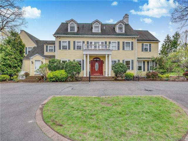  9 BR,  8.00 BTH &nbsp;Includes legal  style home in Hewlett