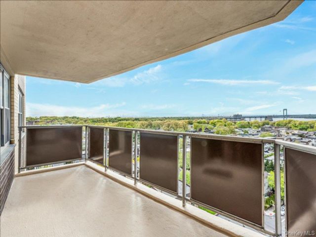 2 BR,  2.00 BTH &nbsp;Other style home in Bayside