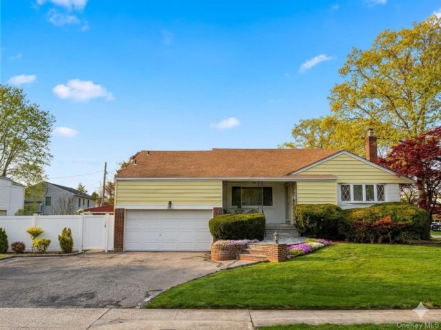  5 BR,  3.00 BTH &nbsp;Split level style home in Westbury