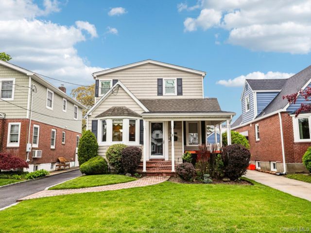  4 BR,  3.00 BTH &nbsp;Cape cod style home in Franklin Square