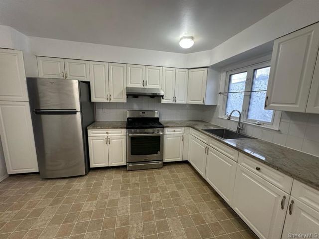 3 BR,  2.00 BTH &nbsp;Other style home in Bayside