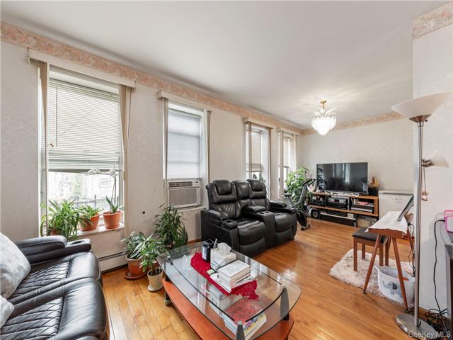  9 BR,  8.00 BTH &nbsp;Contemporary style home in Madison