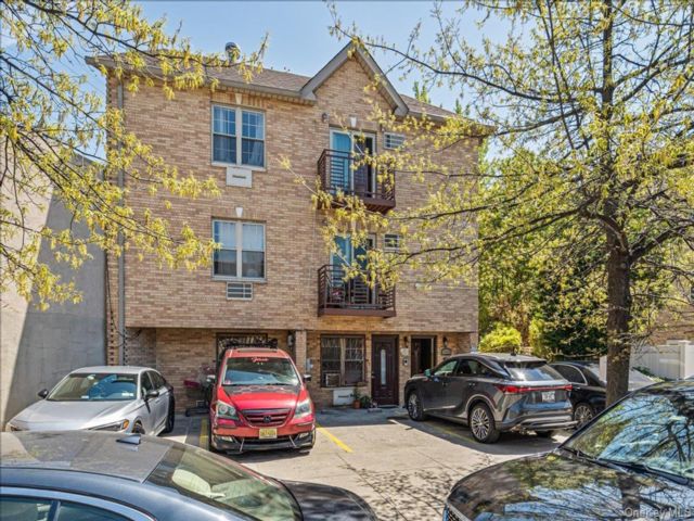  6 BR,  4.00 BTH &nbsp;House style home in Astoria