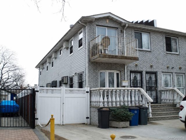  6 BR,  4.00 BTH &nbsp;Row dwelling style home in Jamaica