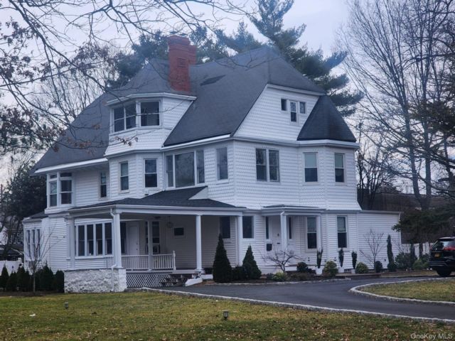  7 BR,  6.00 BTH &nbsp;Colonial style home in Hempstead