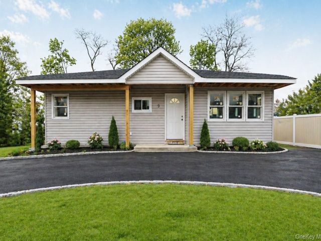  2 BR,  1.00 BTH &nbsp;Ranch style home in Amityville