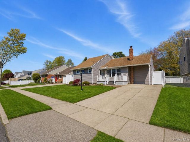  4 BR,  3.00 BTH &nbsp;Split level style home in North Babylon