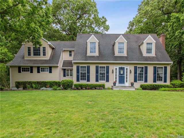  4 BR,  3.00 BTH &nbsp;Colonial style home in Mount Sinai
