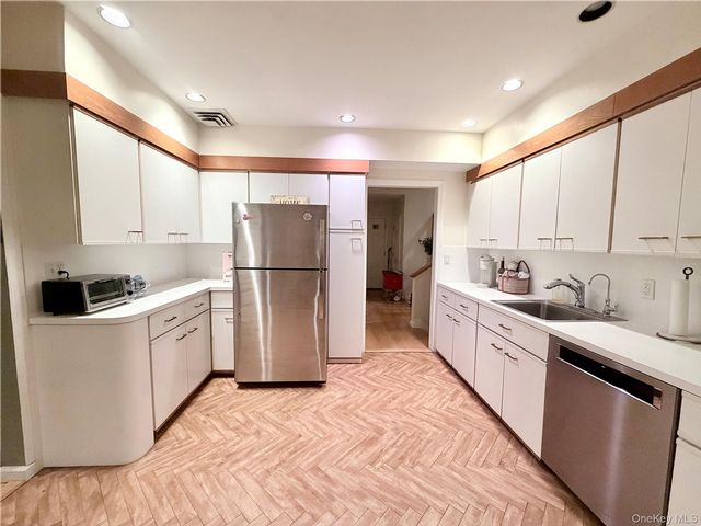  3 BR,  3.00 BTH &nbsp;Split level style home in Long Beach
