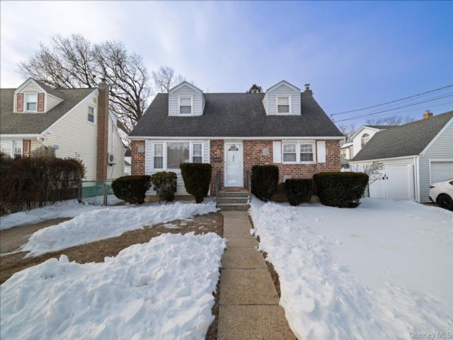  4 BR,  1.00 BTH &nbsp;Cape cod style home in South Hempstead