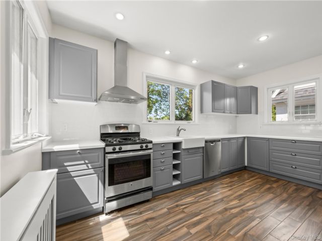  3 BR,  2.00 BTH &nbsp;Colonial style home in Great Neck