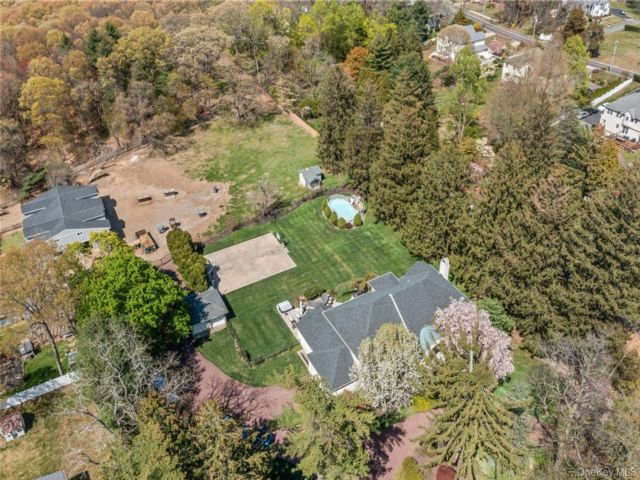  4 BR,  4.00 BTH &nbsp;Contemporary style home in Ronkonkoma