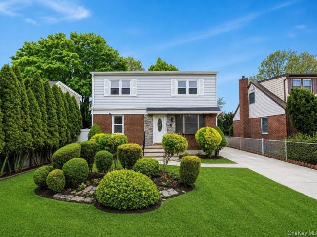  4 BR,  2.00 BTH &nbsp;Colonial style home in Hicksville