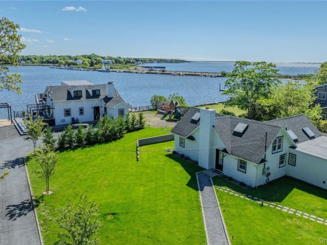  3 BR,  4.00 BTH &nbsp;Other style home in Center Moriches