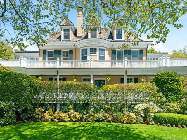  8 BR,  7.00 BTH &nbsp;Colonial style home in Larchmont