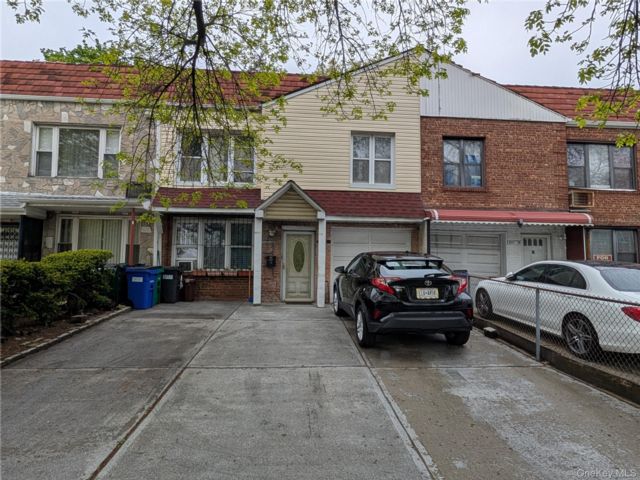  3 BR,  2.00 BTH &nbsp;Colonial style home in Queens Village