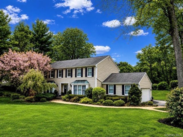  4 BR,  3.00 BTH &nbsp;Colonial style home in East Setauket