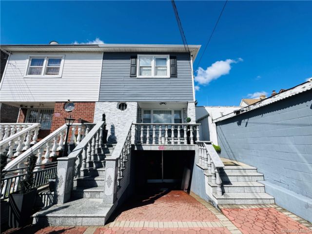  3 BR,  2.00 BTH &nbsp;Raised ranch style home in Ozone Park