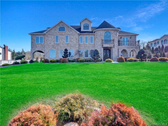  8 BR, 10.00 BTH &nbsp;Colonial style home in Dix Hills