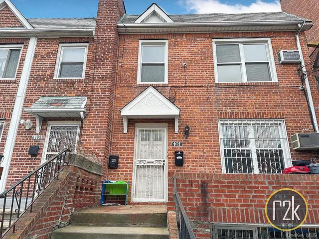  4 BR,  3.00 BTH &nbsp;Other style home in Flushing