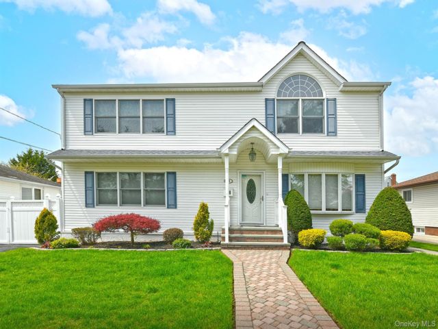  3 BR,  2.00 BTH &nbsp;Colonial style home in Bethpage