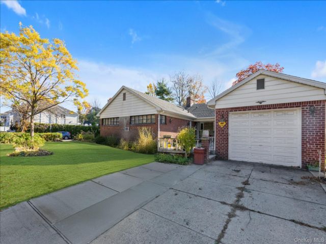  3 BR,  2.00 BTH &nbsp;Ranch style home in Bayside