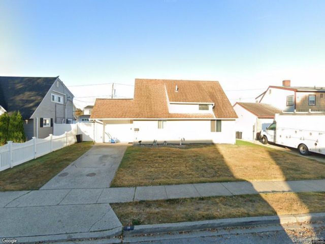  4 BR,  2.00 BTH &nbsp;Cape cod style home in Levittown