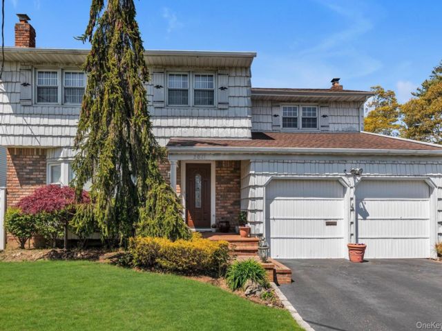  4 BR,  3.00 BTH &nbsp;Colonial style home in Merrick